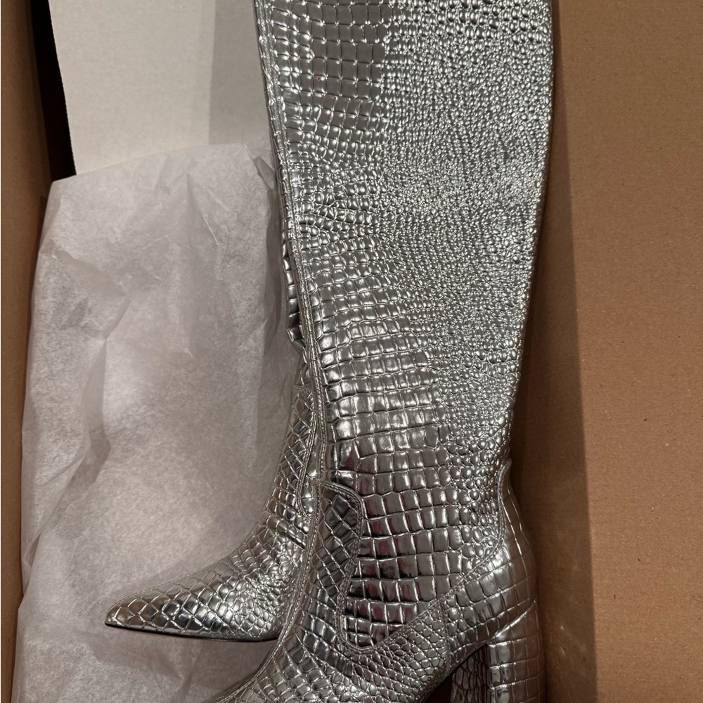 Marc Fisher Silver Snakeskin Knee-High Boots – Size 6
🔥🔥🔥 festival vibes - Picture 13 of 13